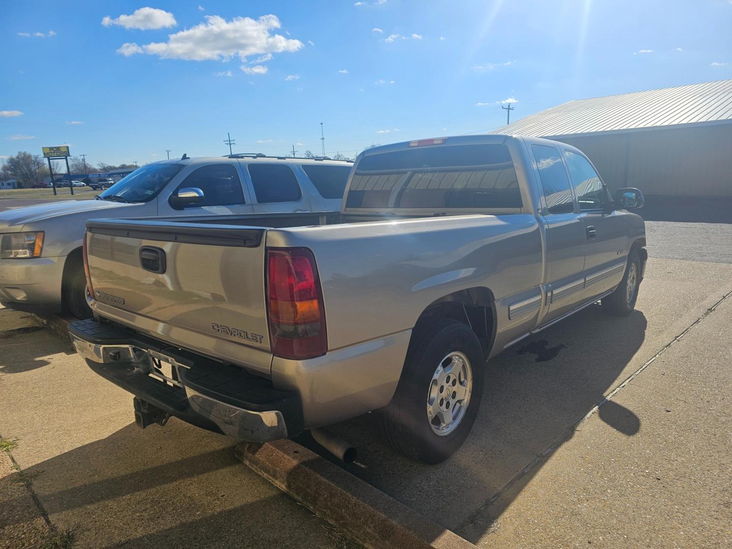 2002 TAN Chevrolet Silverado 1500 Ext. Cab Long Bed 2WD (2GCEC19TX21) with an 5.3L V8 OHV 16V engine, 4-Speed Automatic Overdrive transmission, located at 533 S Seven Points BLVD, Seven Points, TX, 75143, (430) 255-4030, 32.313999, -96.209351 - Photo#2